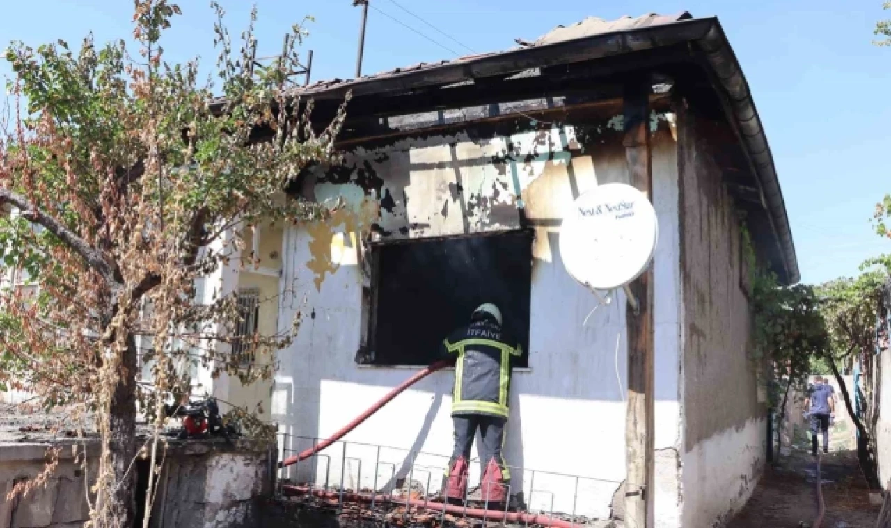 Kiracı evi yakıp kaçtı