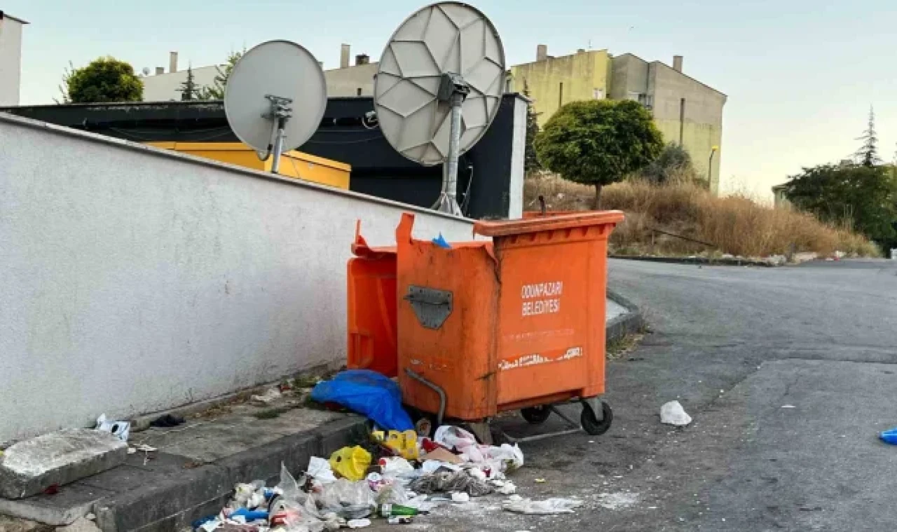 Kırık konteyner değiştirilmeyi bekliyor