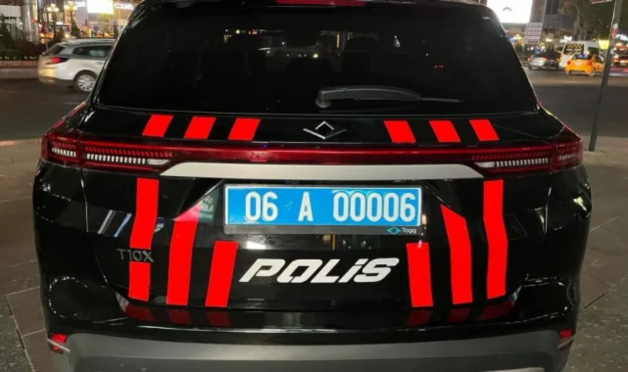 Kızılay Meydanı'nda polis aracı Togg görevde