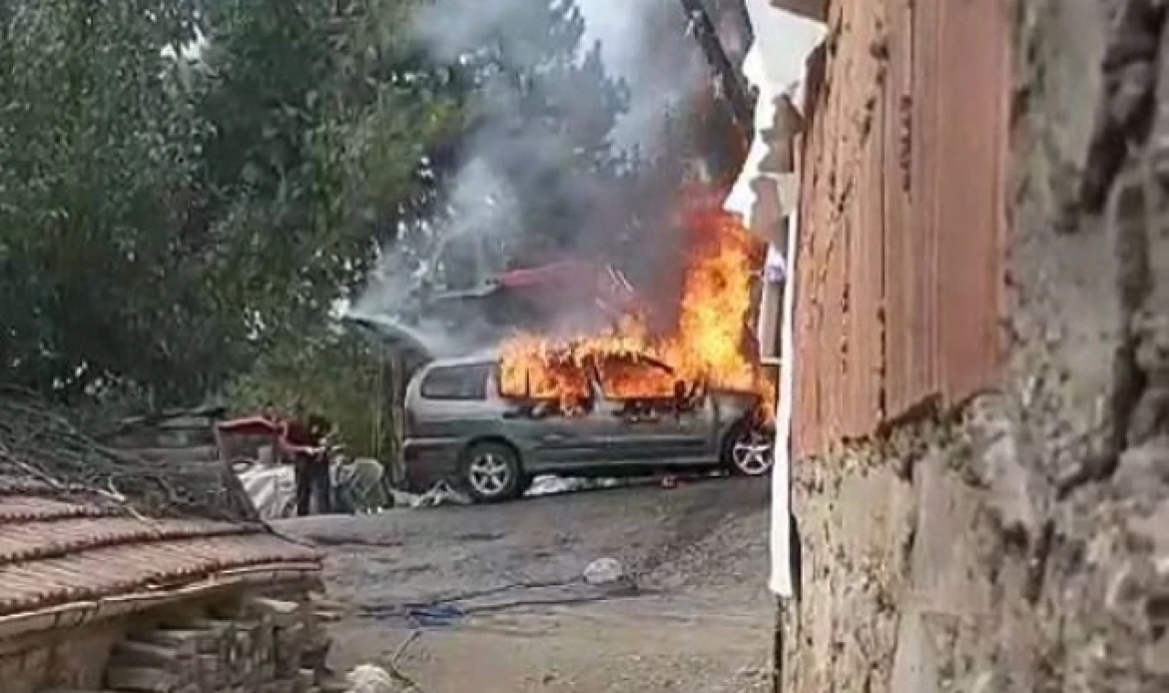 Kontağa bastığı gibi alev topuna döndü