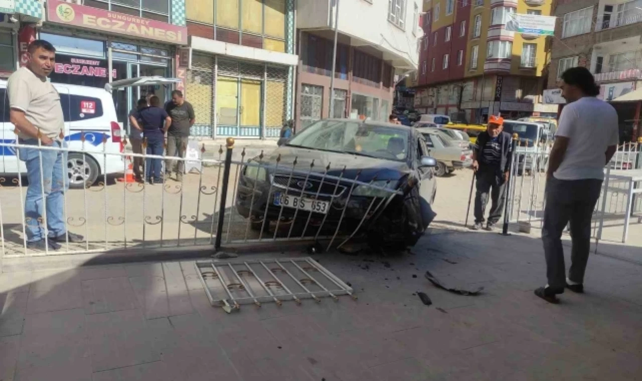 Kontrolden çıkan otomobil cami avlusuna daldı