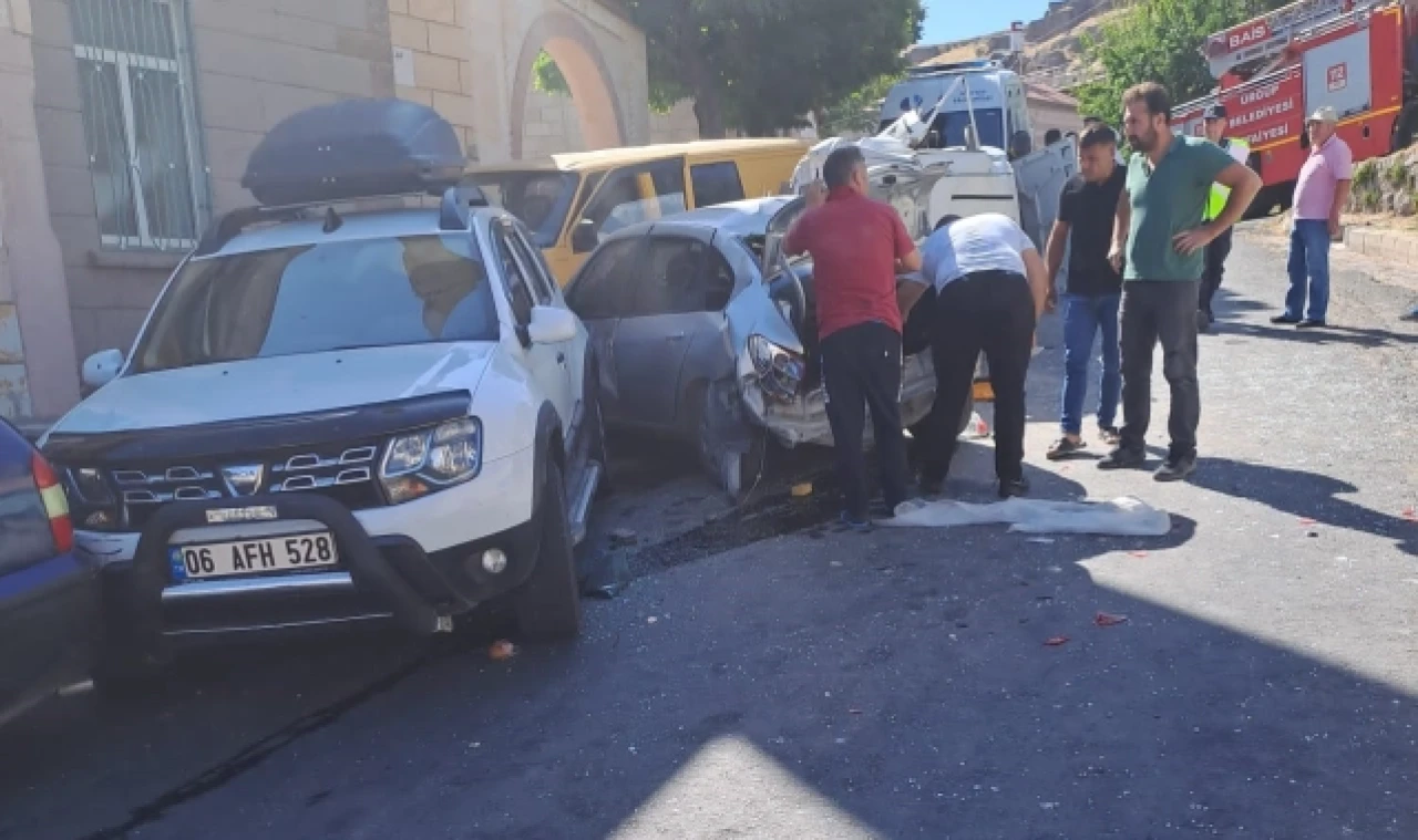 Kontrolü kaybolan minibüs önce araçlara sonra yayalara çarptı: 1 Ölü