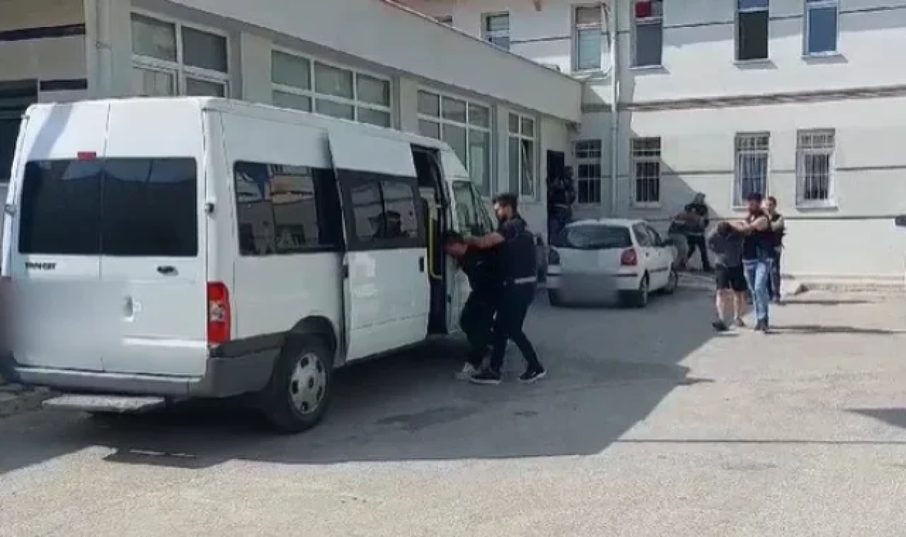 Konya'da uyuşturucu tacirlerine operasyon: 6 kilo eroin, binlerce hap ele geçirildi