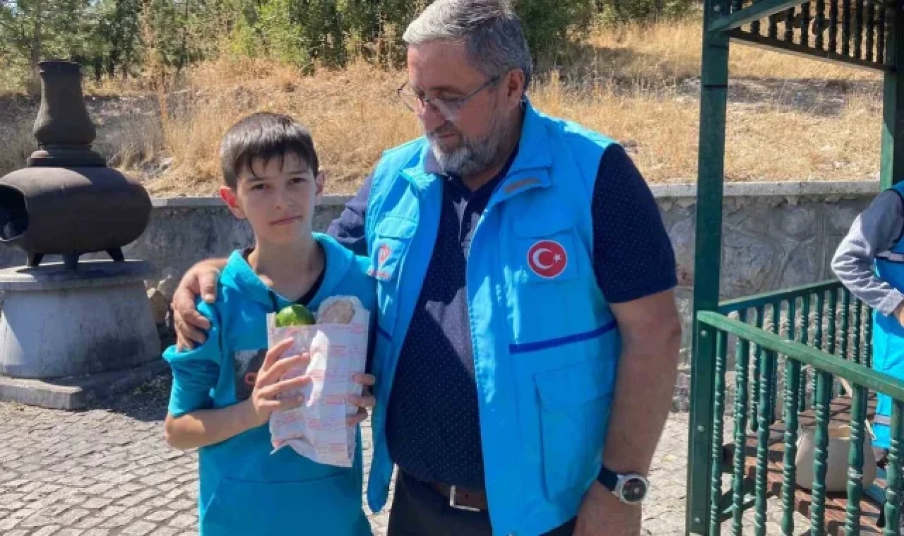 Kur'an kursu öğrencileri doğa yürüyüşünde mıntıka temizliği yaptı