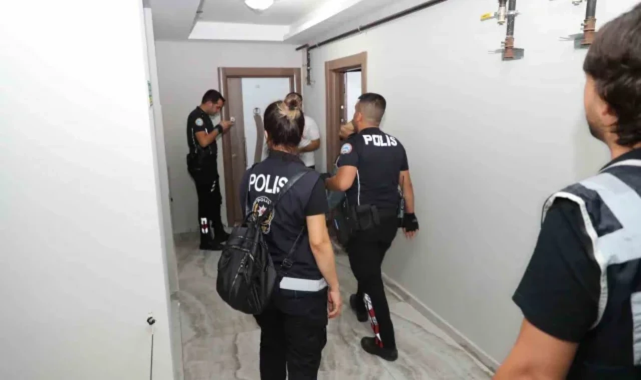 Mersin polisinden günübirlik evlerde denetim: 17 aranan şahıs yakalandı
