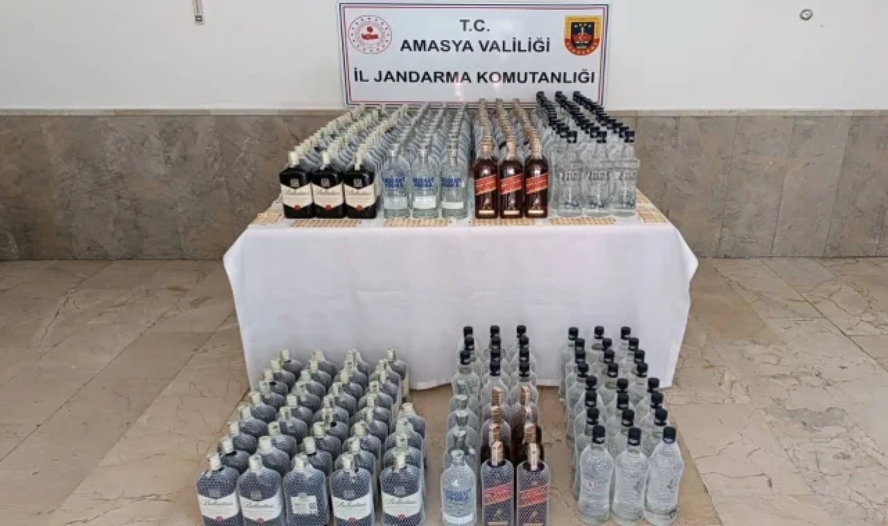 Merzifon'da bir araçta 298 litre sahte içki ele geçirildi
