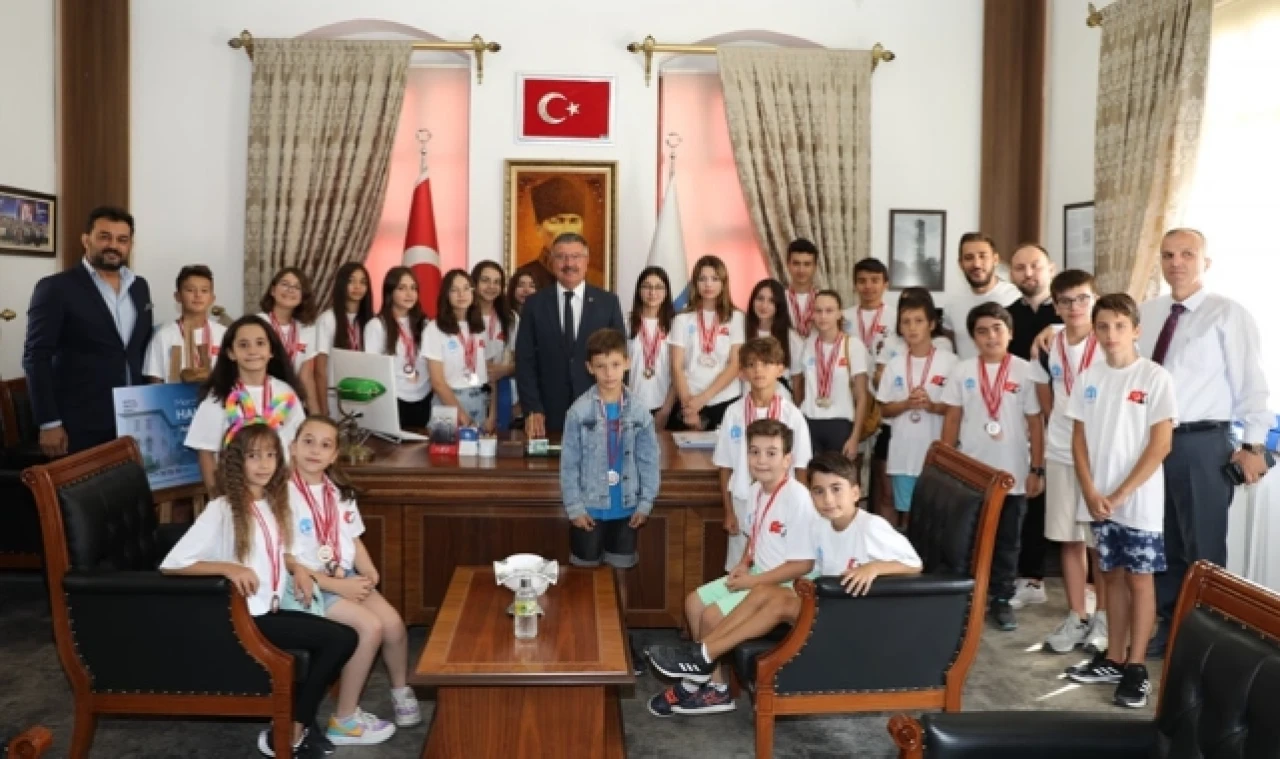 Minik Yüzücüler Başkan Kargı’nın Misafiri Oldu