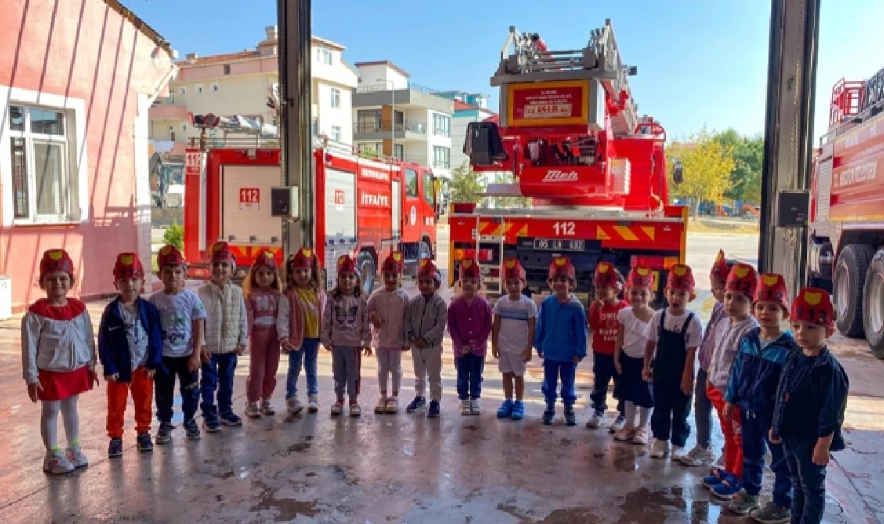 Minikler İtfaiyeci abilerinin haftalarını kutladılar