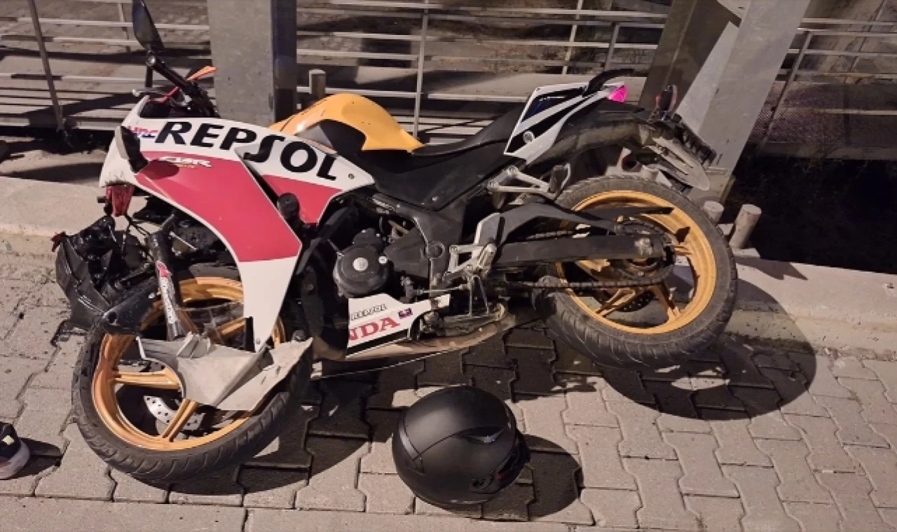 Motosiklet ve Hafif Ticari Araç Çarpıştı: 2 Yaralı