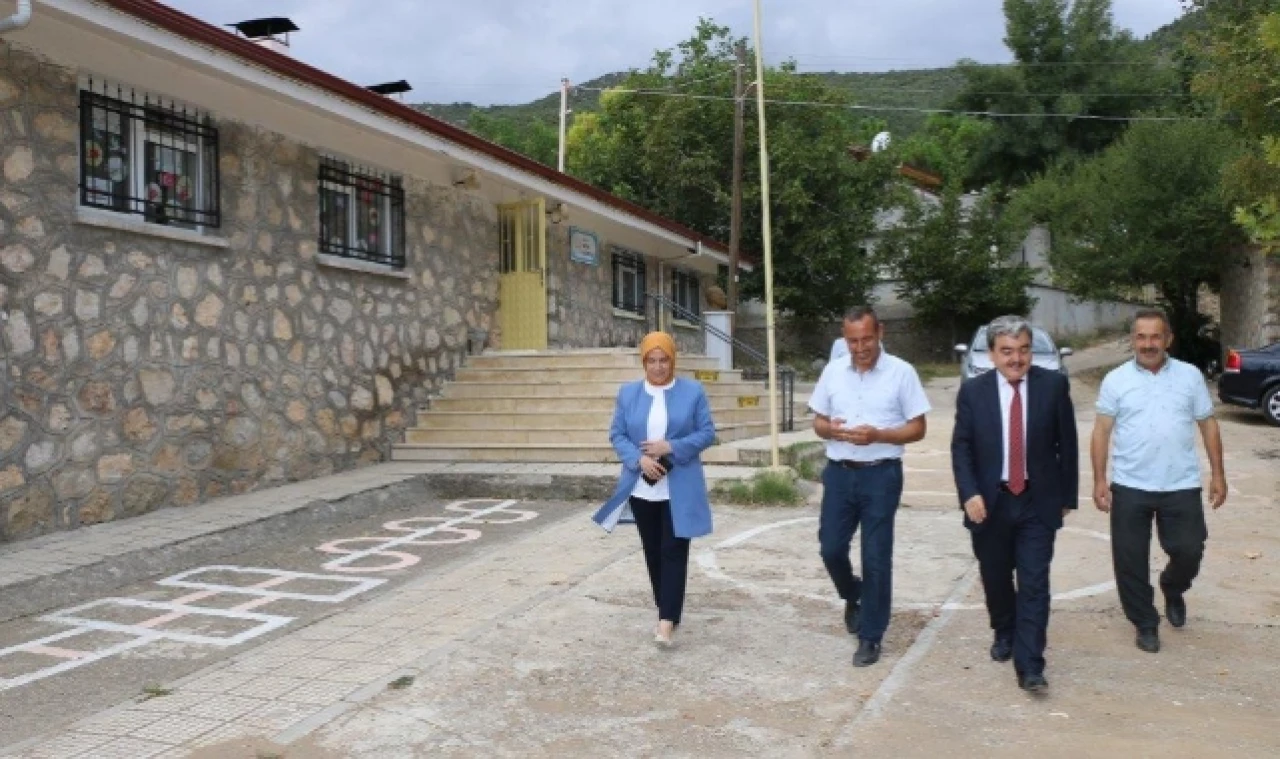 Müdür Mehmet Türkmen okullarda incelemelerde bulundu
