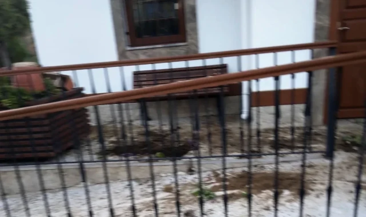 Muhtarlık binasına verilen zararın altından çocuklar çıktı