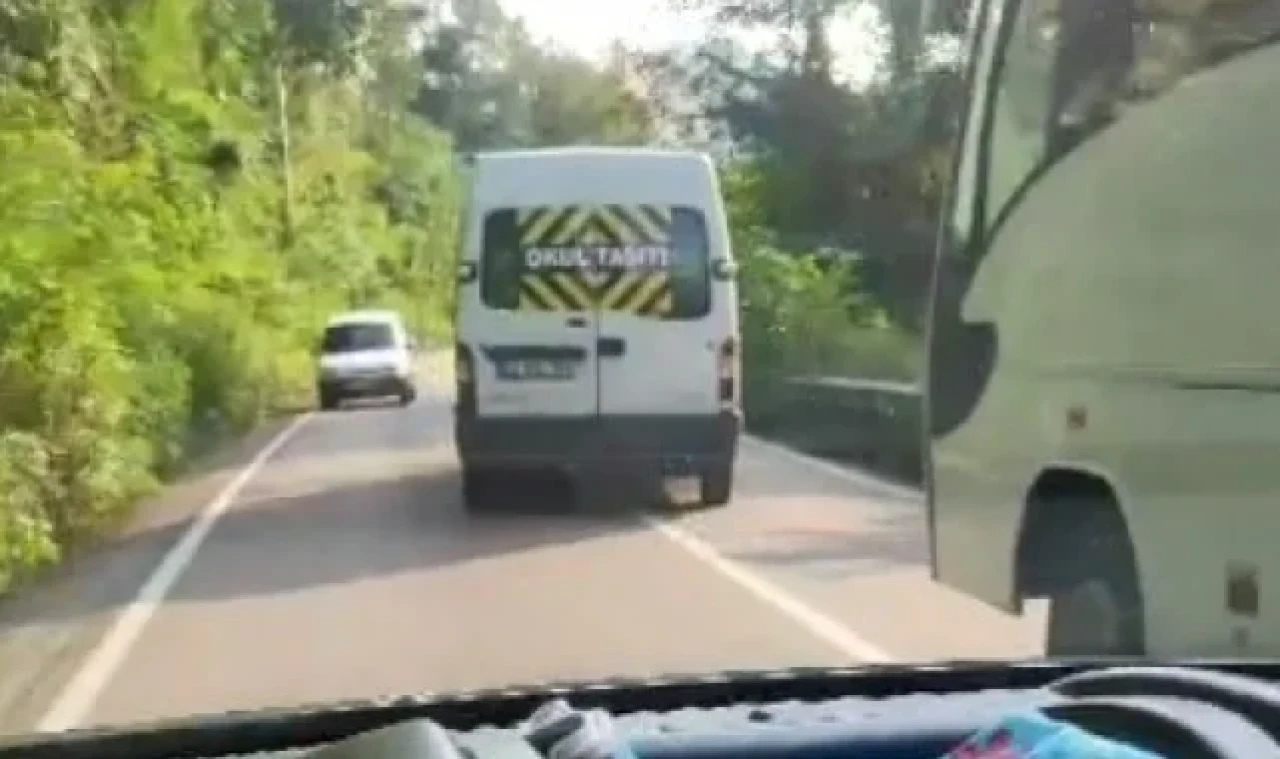 Öğrenci servisinin hızlı ve tehlikeli araç kullandığı anlar kamerada