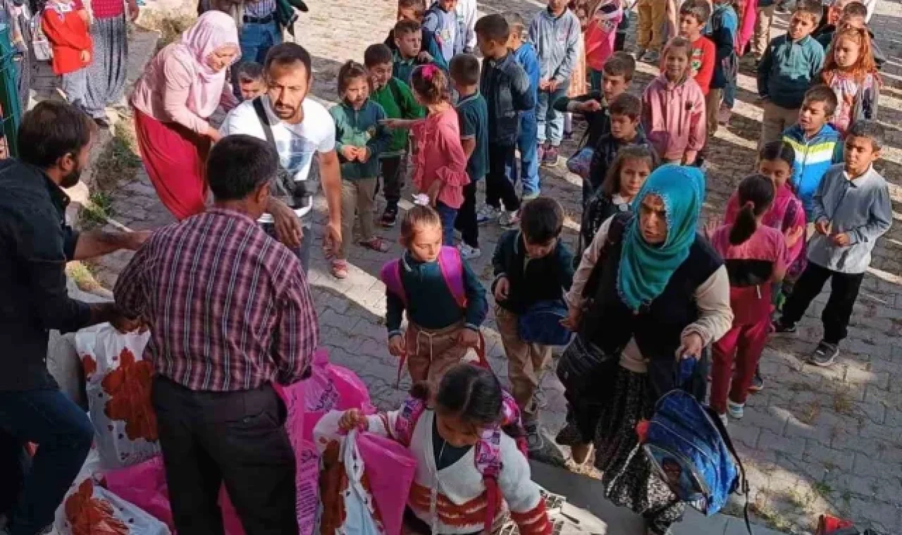 Öğrencilerin kırtasiye ihtiyaçlarını hayırsever aile giderdi