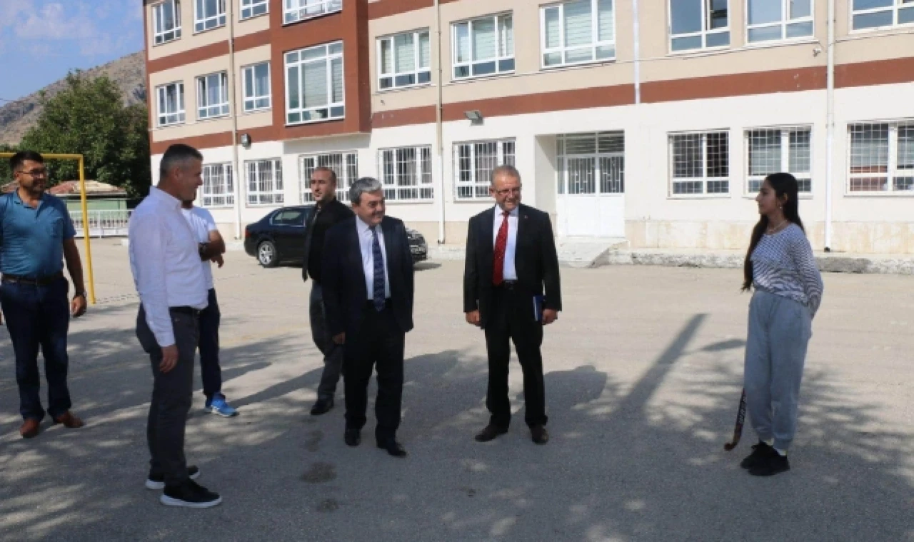 Öğrencilerle aynı sırayı paylaştı
