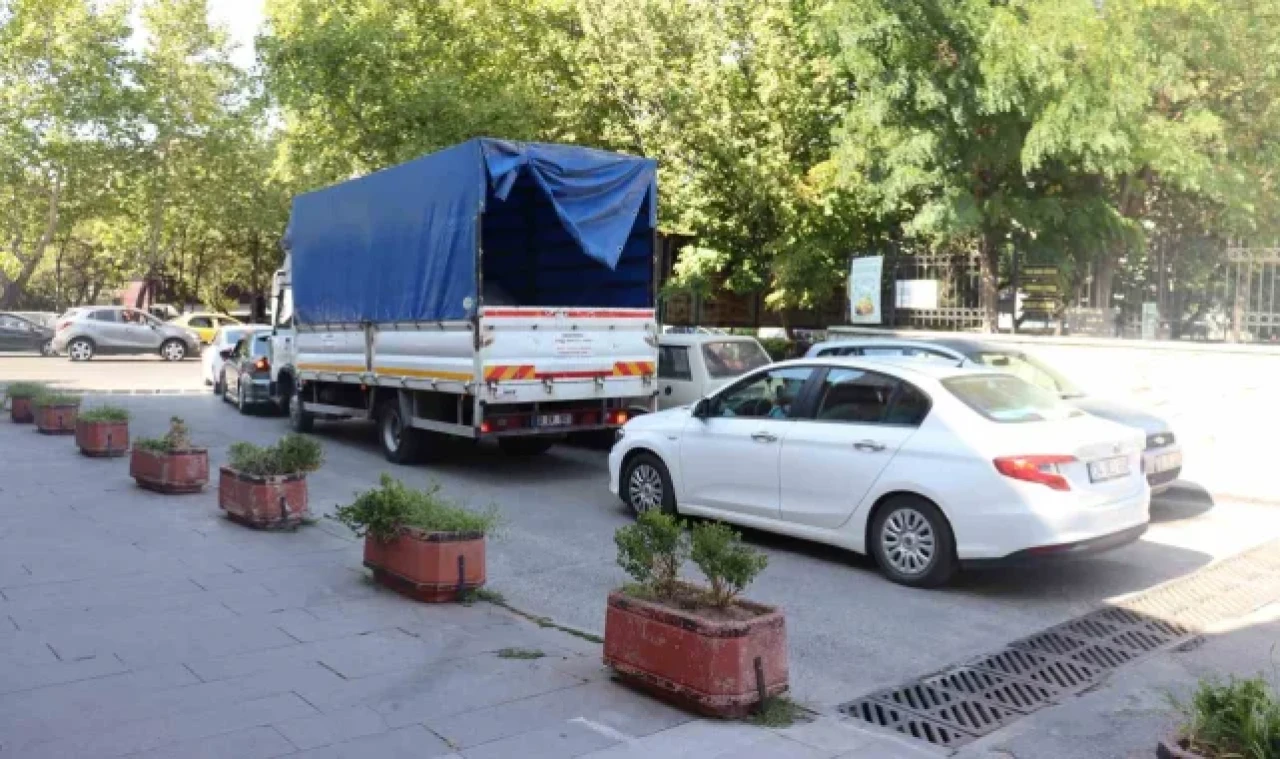 Okulların açılmasıyla o bölgedeki trafik sorunu vatandaşların tepkisine neden oldu