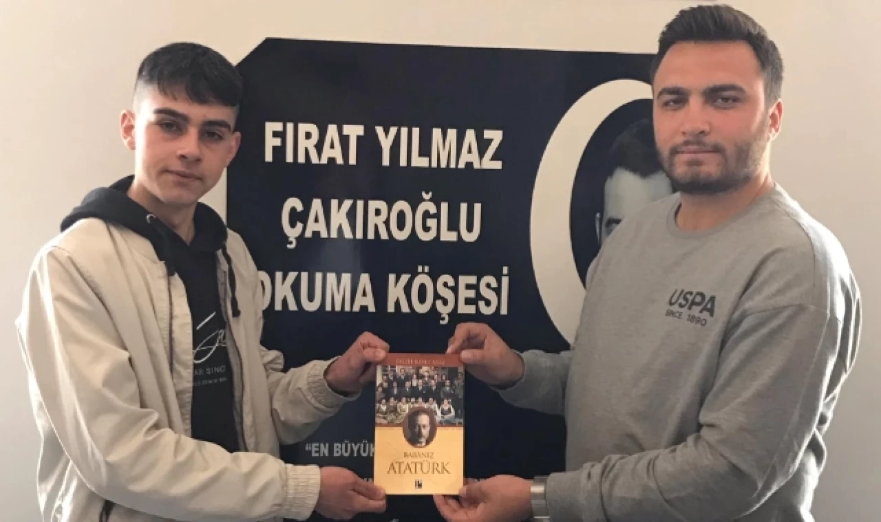 Okuma Birincilerine Kitap Hediyeli Edildi