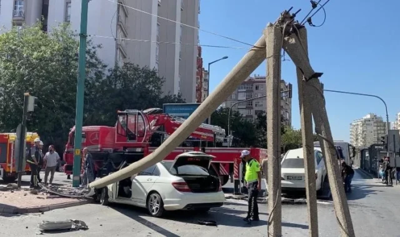 Otomobilin çarptığı direk, tramvay hattının tellerine devrildi: 1 yaralı