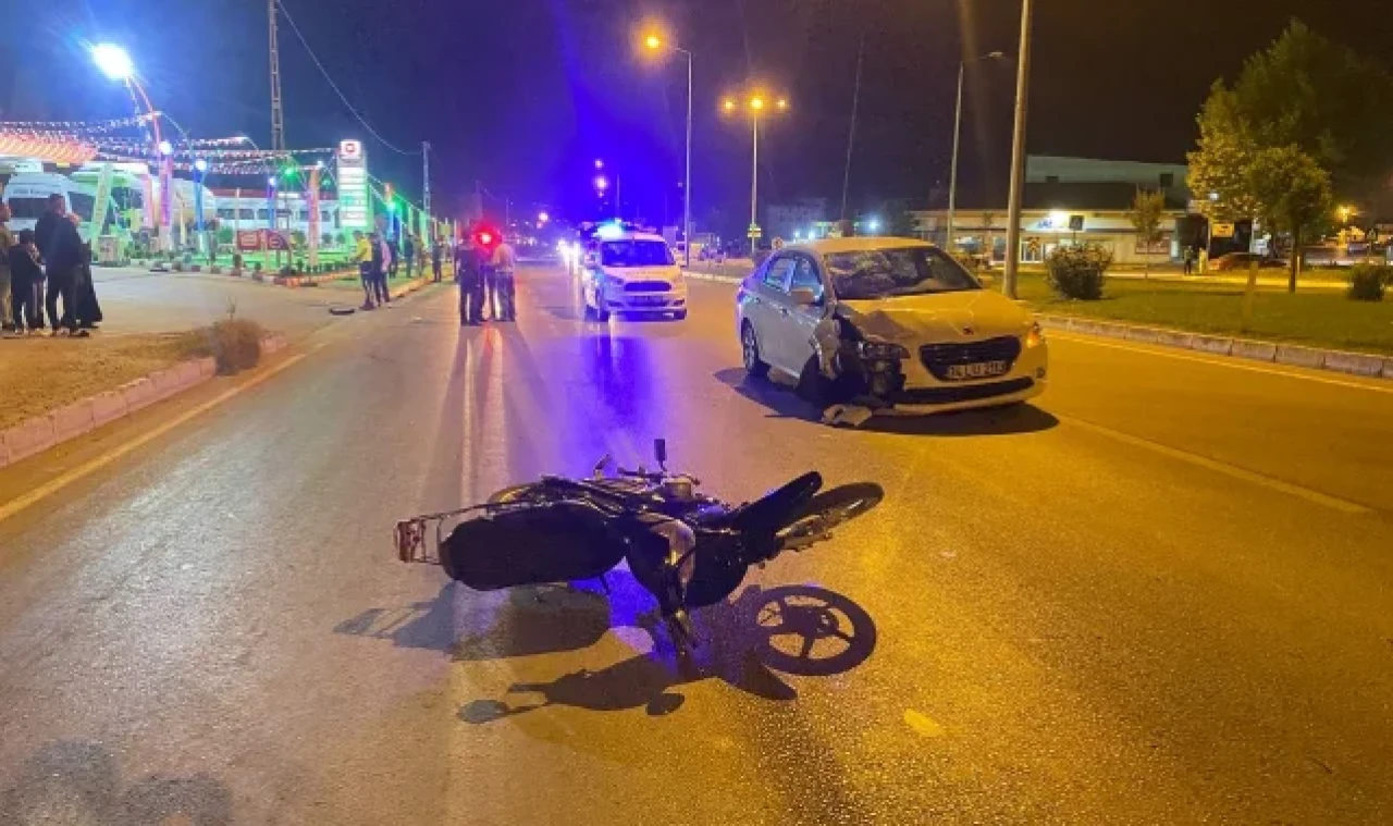 Otomobille çarpışan motosikletli genç ağır yaralandı