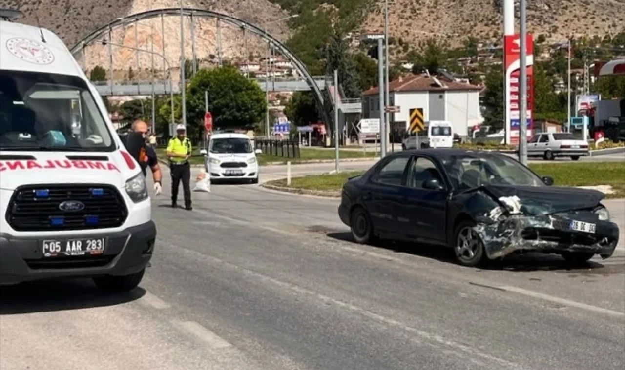 Otomobiller çarpıştı! 5 kişi yaralandı