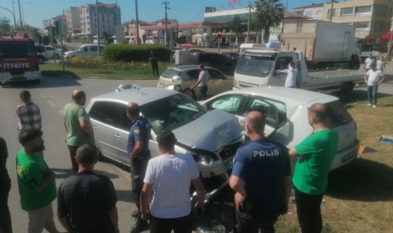 Otomobiller  Çarpıştı,  7 Kişi Yaralandı