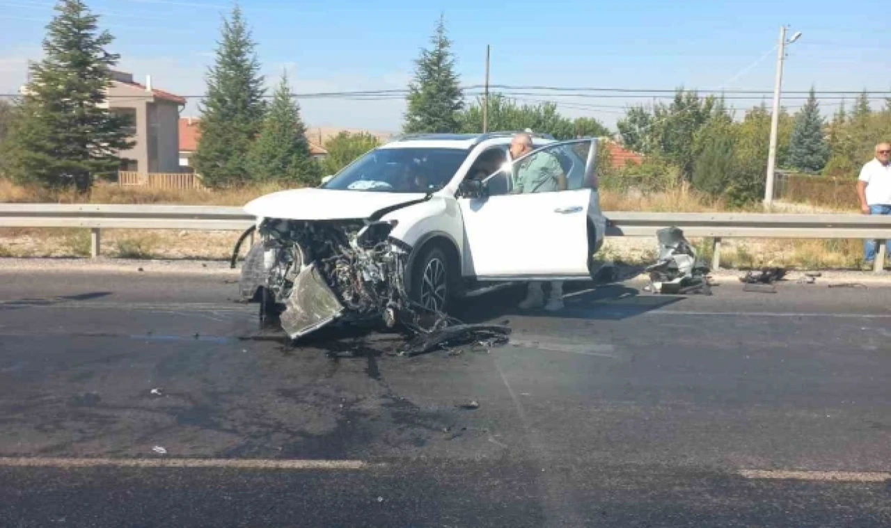 Otomobillerin kafa kafaya çarpıştığı kazada 4 kişi yaralandı