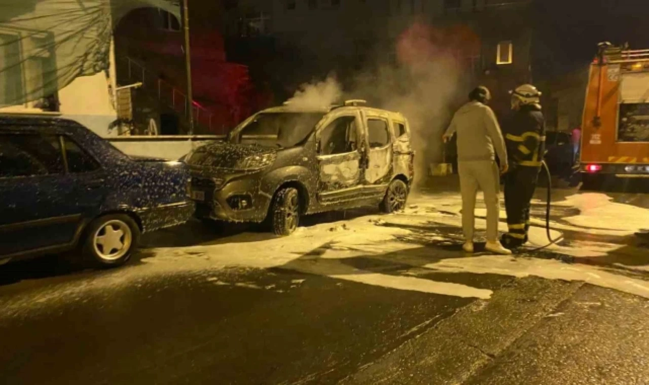 Park halindeki araç alev alev yandı