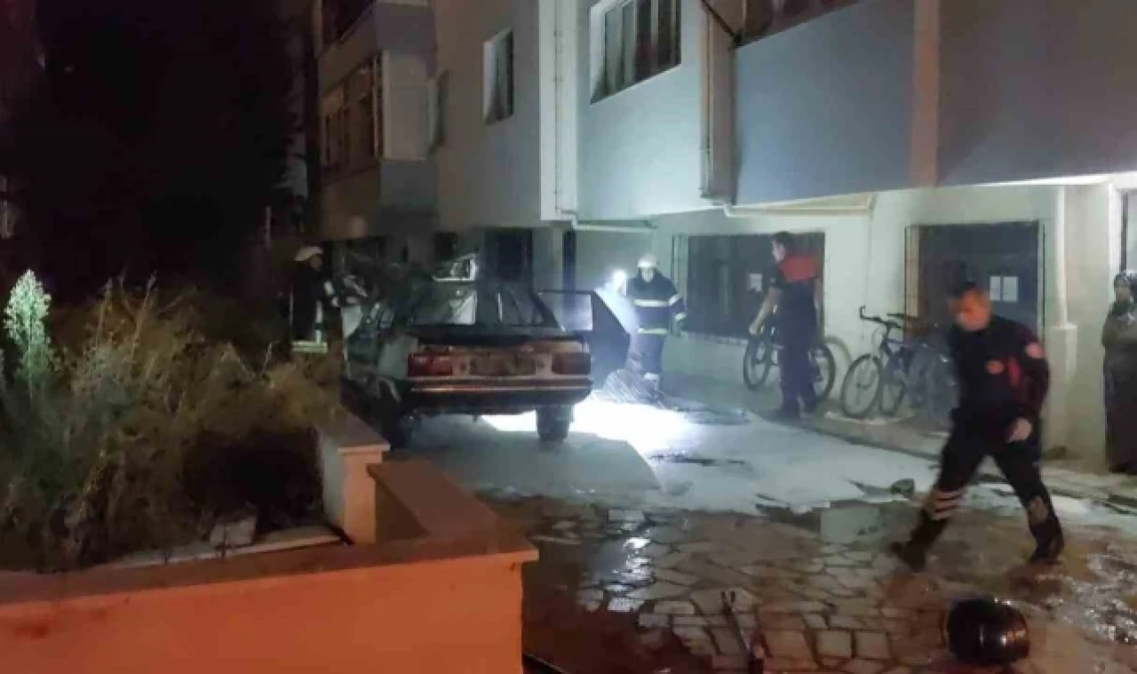 Park halindeki otomobil alev topuna döndü