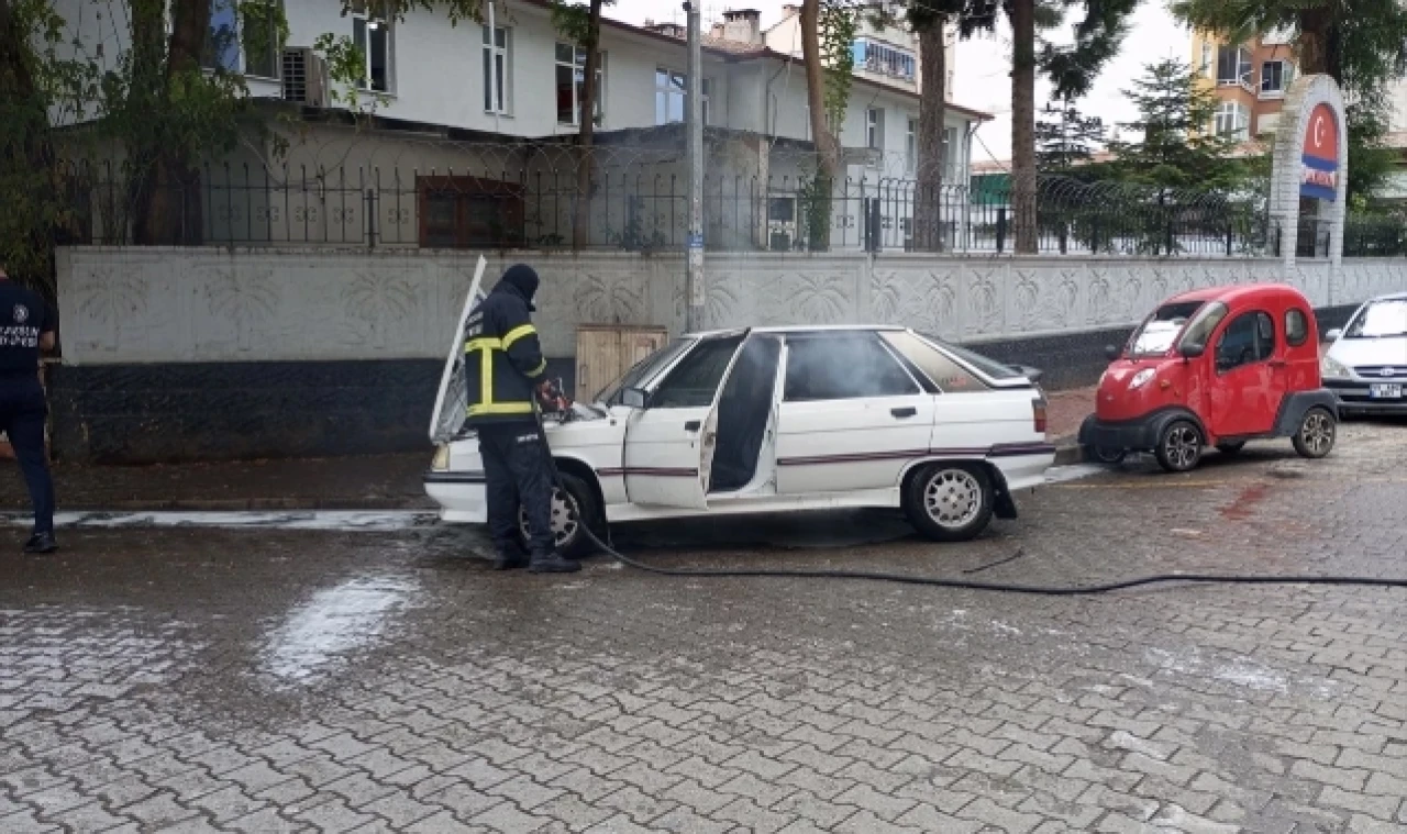 Park halindeki otomobilde yangın çıktı