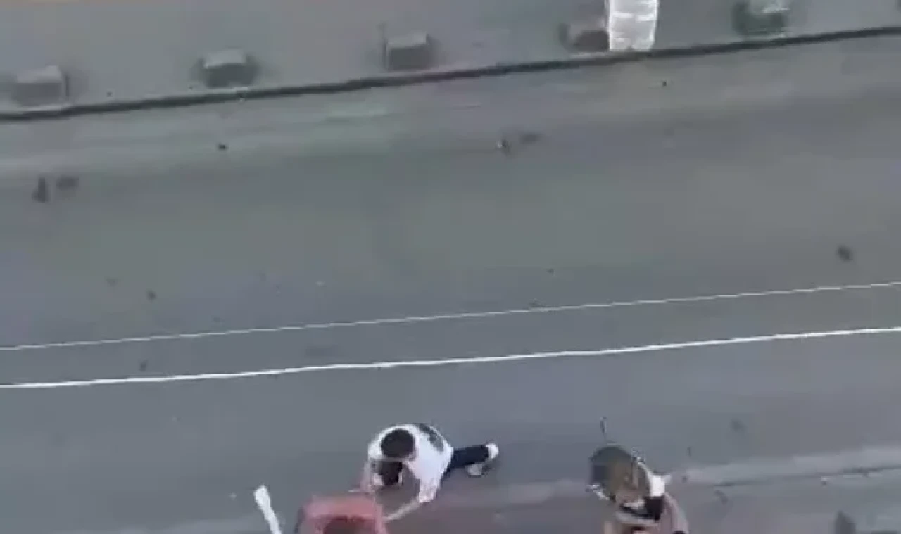 Pendik'te sokak ortasında anne oğul kavgası kamerada