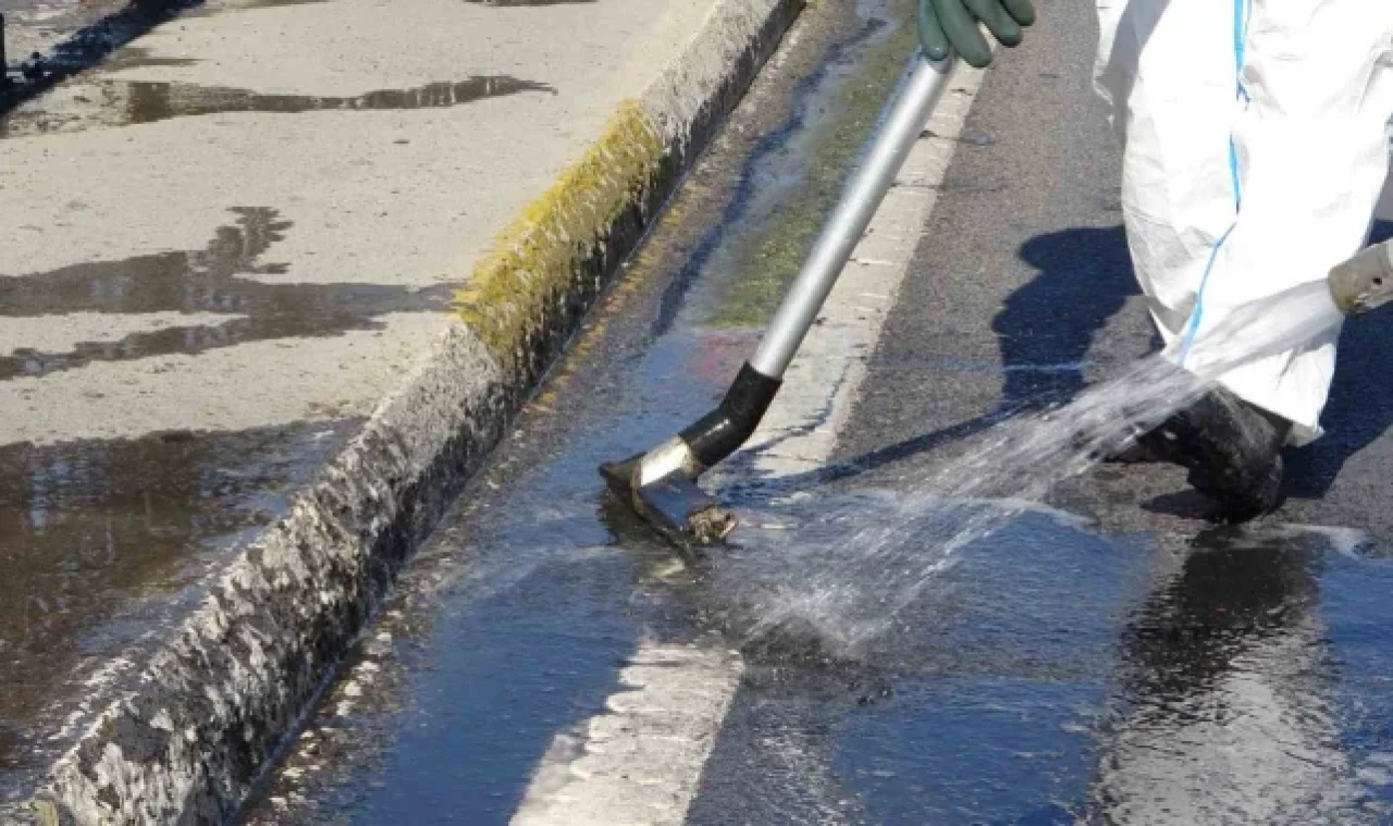 Pendik'te yola bırakılan kimyasal madde paniğe neden oldu