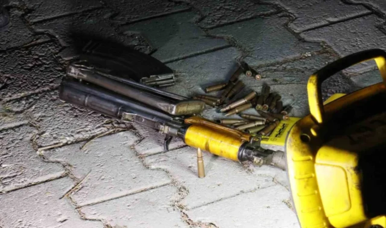 Plakasız motosikletle gelip iş yerine AK-47 ile saldırı düzenleyecekleri sırada bekçilere yakalandılar