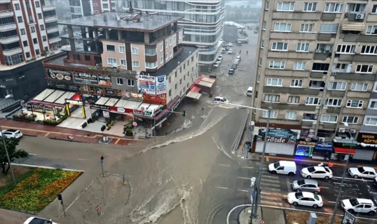 Sağanak nedeniyle ev ve iş yerlerini su bastı