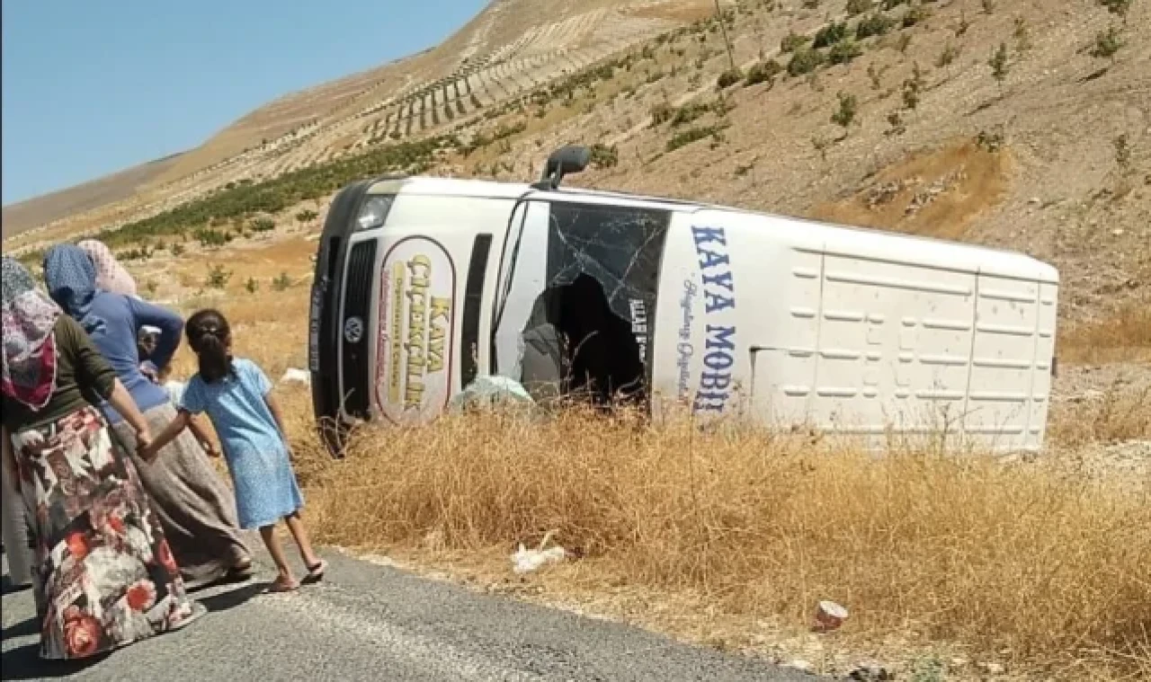 Şanlıurfa'da minibüs devrildi: 2 yaralı