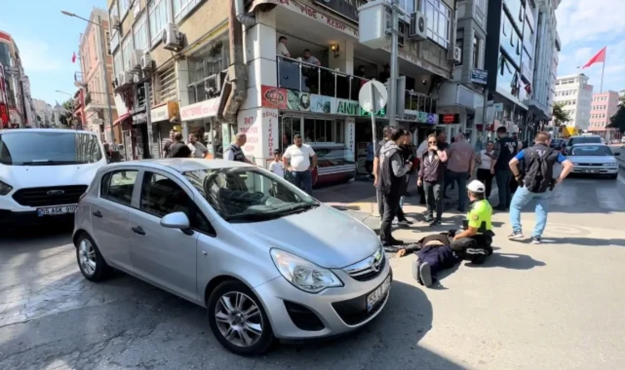 Sarhoş şahıs aracın önünden geçerken kendini yere bıraktı