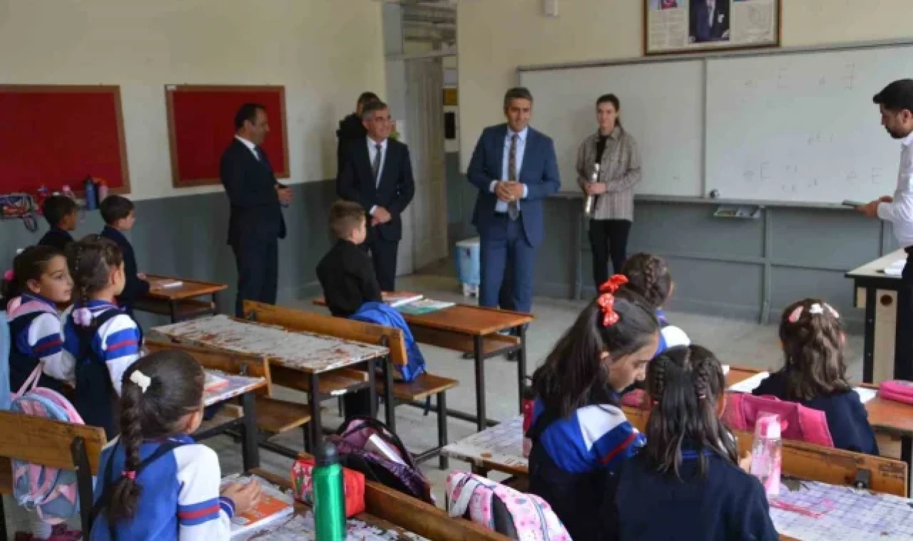 Sarıkamış'ta ilk ders zili çaldı