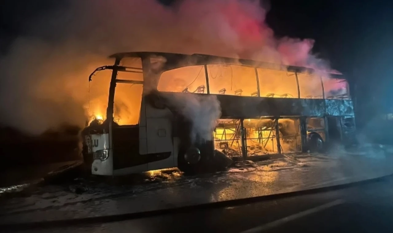 Seyir halindeki yolcu otobüsü alev aldı