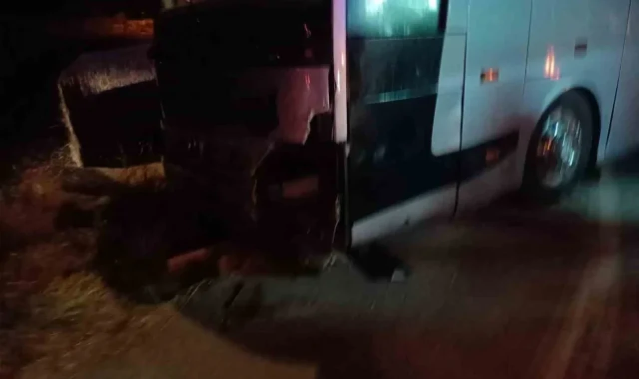 Sivas'ta yolcu otobüsü ile otomobil çarpıştı: 3 yaralı
