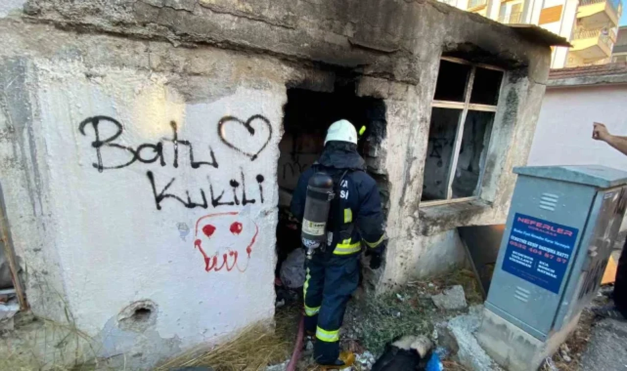 Sokaktan binbir emekle topladıkları yandı, gözyaşlarını tutamadı