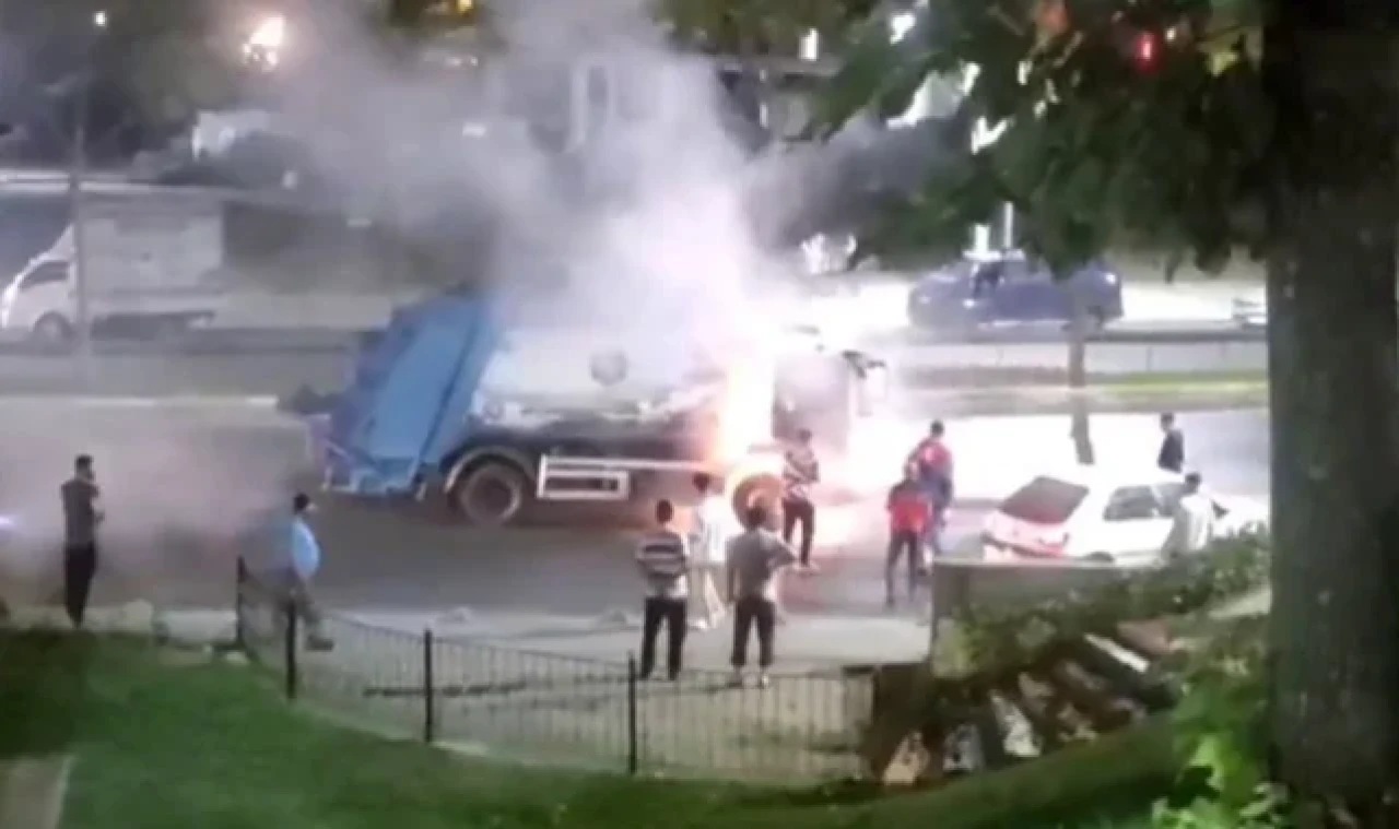 Sultangazi'de seyir halindeki çöp kamyonu alev alev yandı