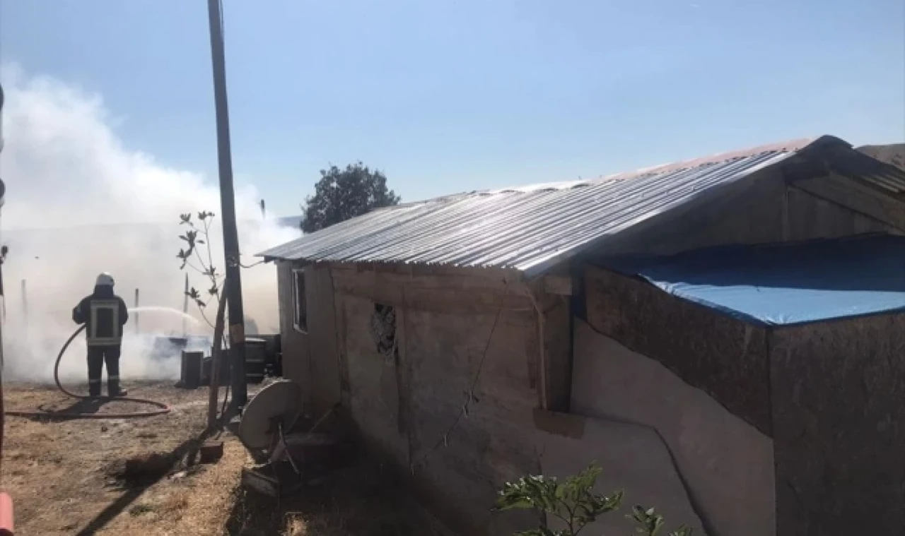 Suluova'da çıkan yangında bağ evi kullanılamaz hale geldi
