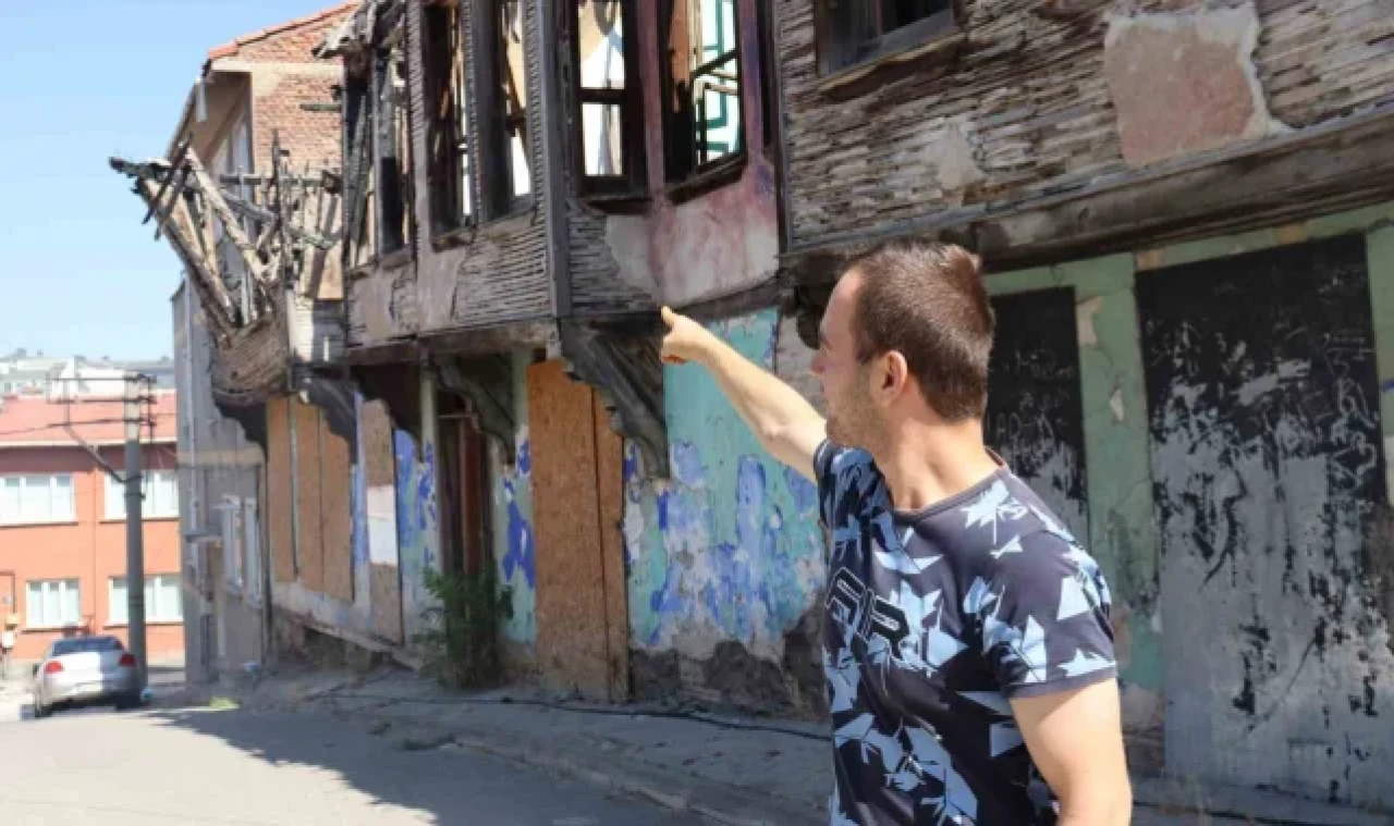 Tarihi evler çöküyor, mahalle halkı hayatından endişe ediyor