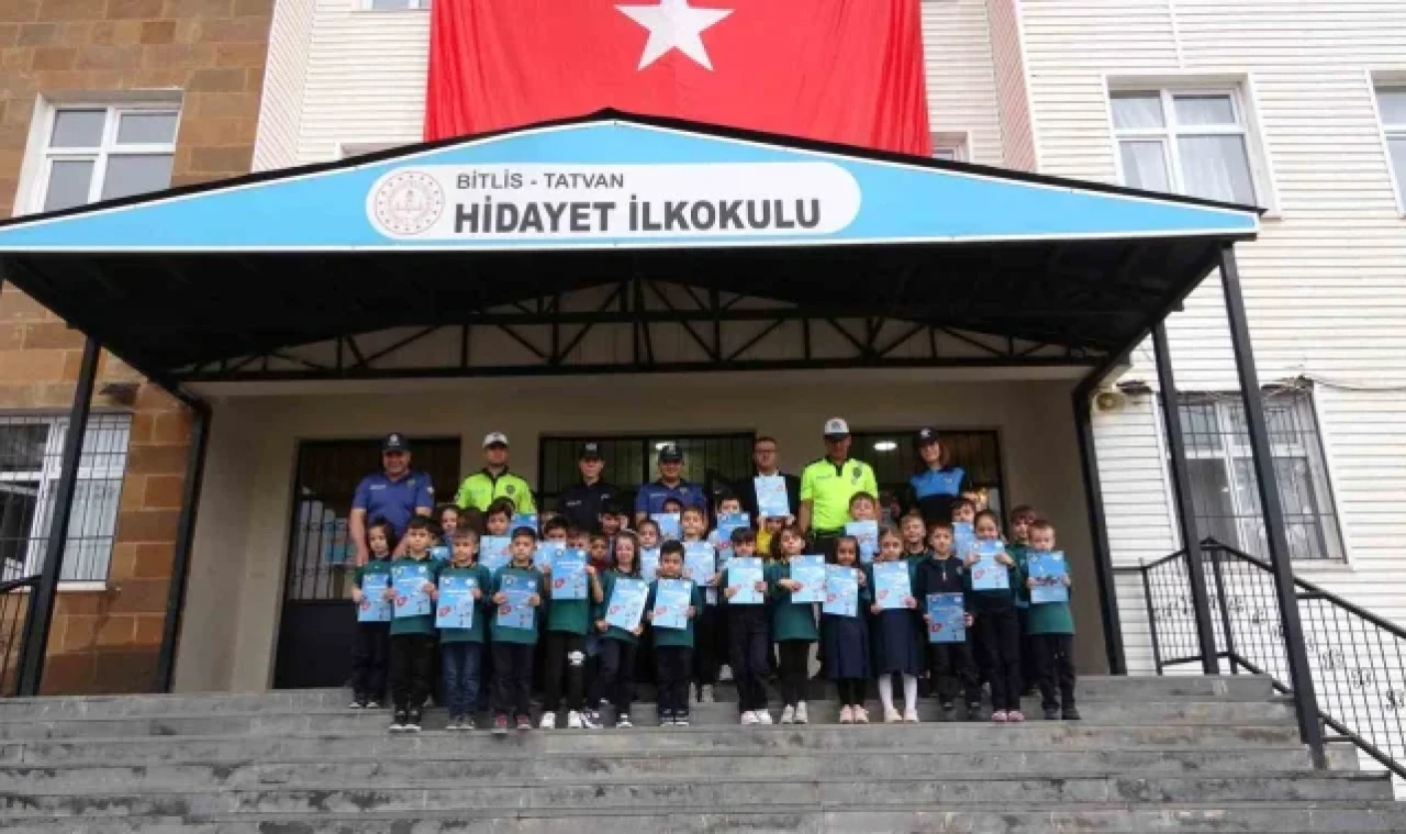 Tatvan'daki minik öğrencilere "Milli Projeler" temalı boyama kitabı dağıtıldı