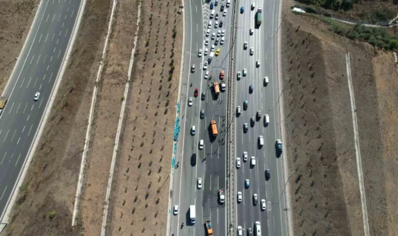 TEM Otoyolu'nda kaza yapan kamyondan düşen cam damacanalar trafiği kilitledi