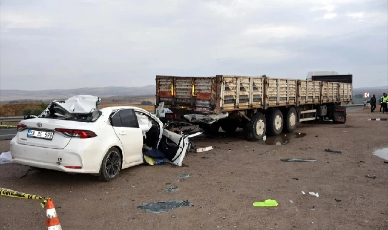 Tıra Çarpan Otomobilin Sürücüsü Hayatını Kaybetti