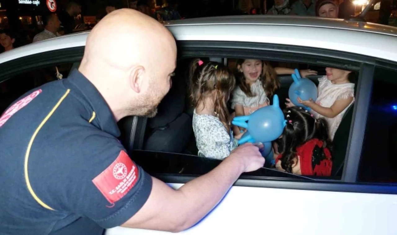 Trafik kazasından korkan çocukların yüzünü ambulans şoförü güldürdü