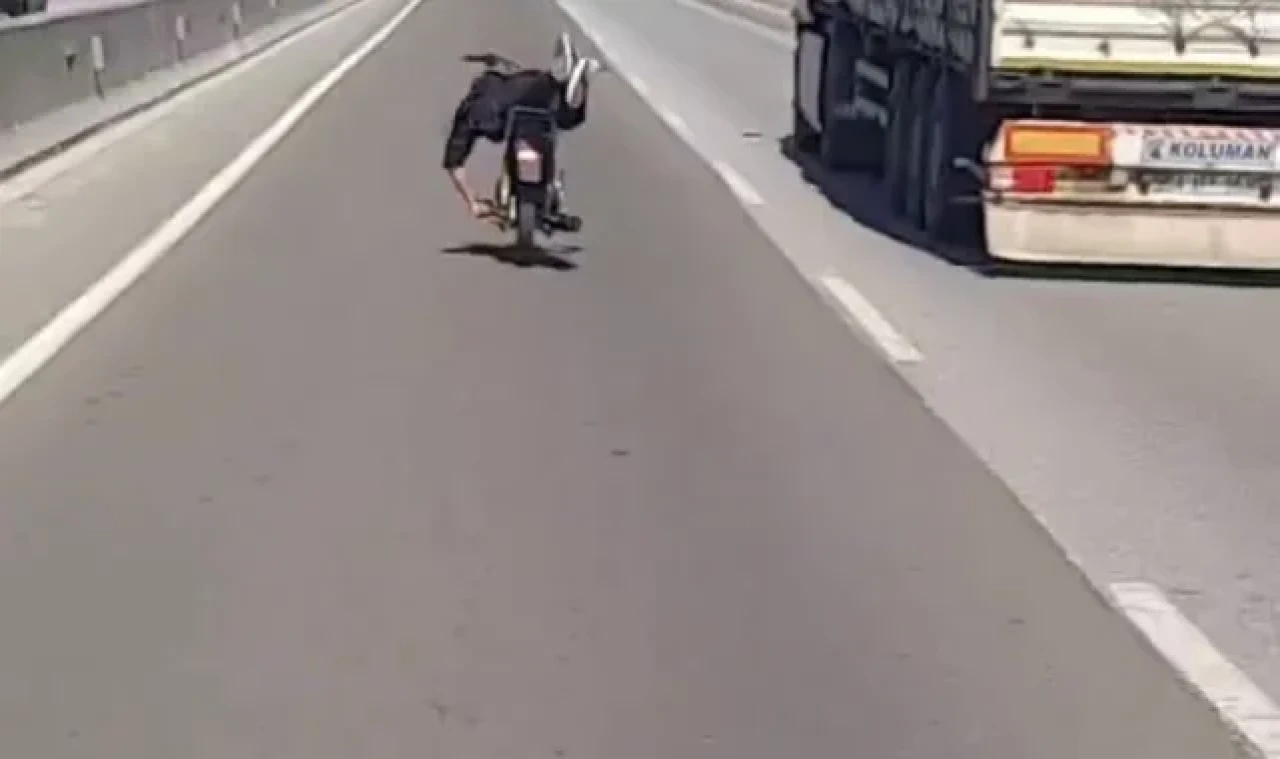 Trafik magandasının tehlikeli motosiklet yolcuğu kamerada
