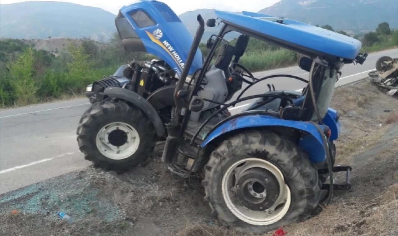 Traktörle çarpışan kamyonetin sürücüsü hayatını kaybetti