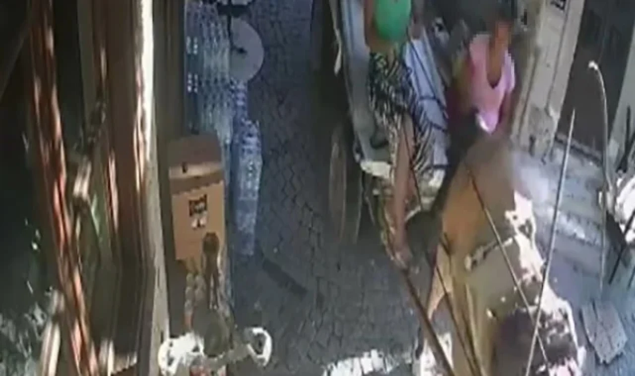 Turizm merkezi Alaçatı'da at arabasıyla hırsızlık kameraya yansıdı