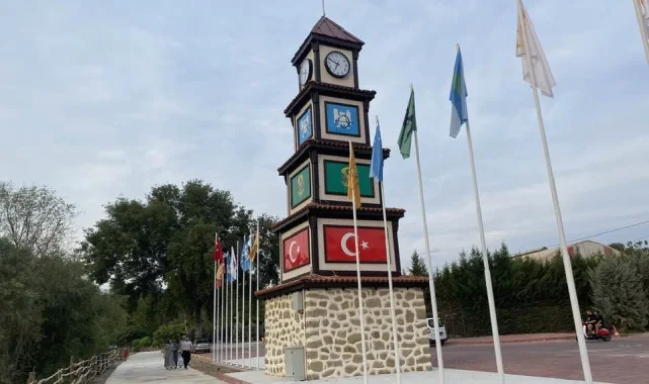 Türk Hakimiyeti Anıtı'nda 1075 yılından bu yana kesintisiz ayakta duran 3 devletin bayrakları yer alıyor