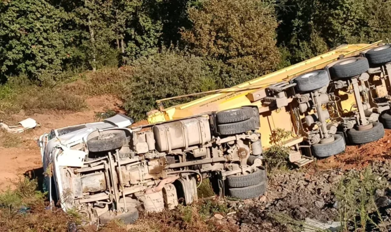 Tuzla'da hafriyat kamyonu devrildi: 1 ölü
